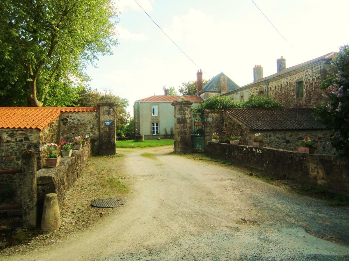 Le Manoir "Aux Douves" Bed and Breakfast Bazoges-en-Paillers Buitenkant foto
